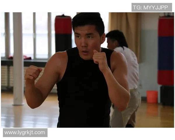 崔飞与白近斌激烈对决谁将成为拳坛新星的领军人物